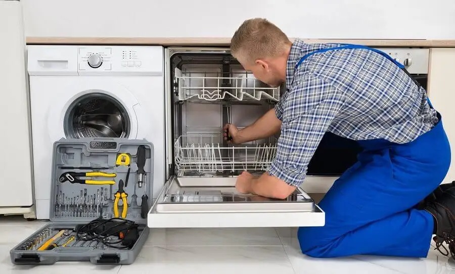 Keçiören Sunny servisi teknisyen ekibi beyaz eşya tamiri yaparken